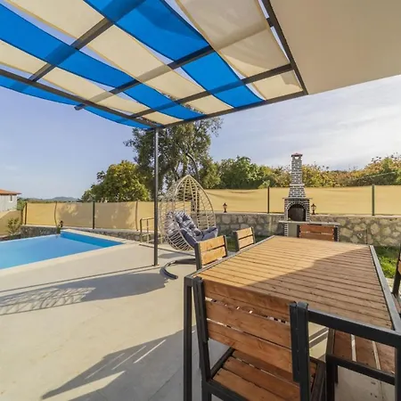 Gorgeous Private With Garden And Pool In 아파트 카스