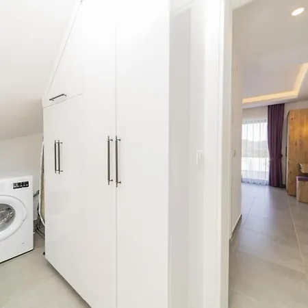 Gorgeous Private With Garden And Pool In 아파트 카스