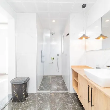 Gorgeous Private With Garden And Pool In 아파트
