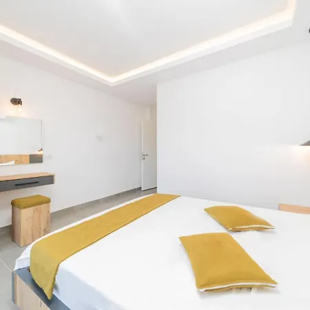 Gorgeous Private With Garden And Pool In 아파트 카스