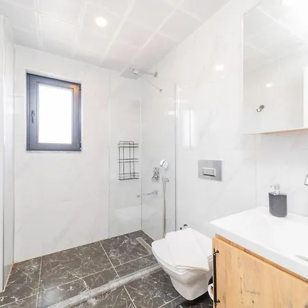 Gorgeous Private With Garden And Pool In 아파트 카스