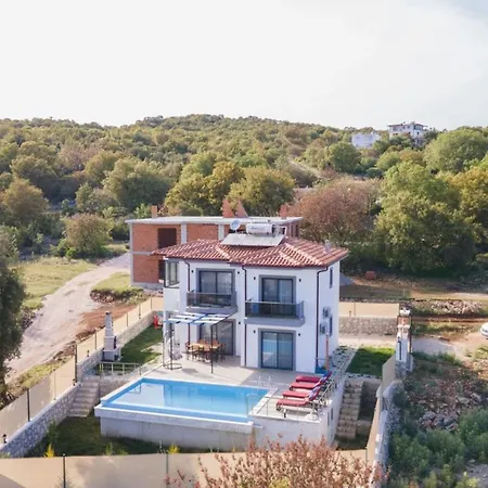 Gorgeous Private With Garden And Pool In Apartamento