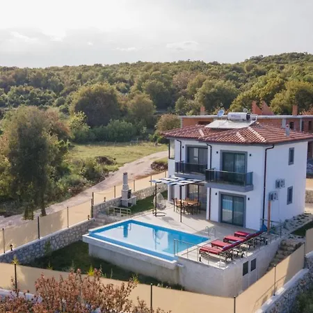 Gorgeous Private With Garden And Pool In Apartamento *