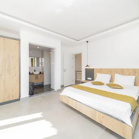 Gorgeous Private With Garden And Pool In Apartamento *