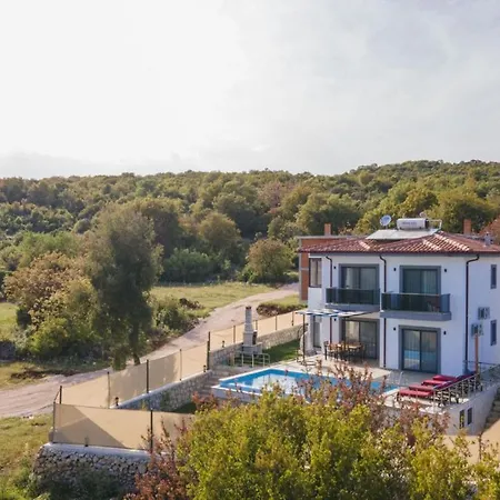 Gorgeous Private With Garden And Pool In Apartamento
